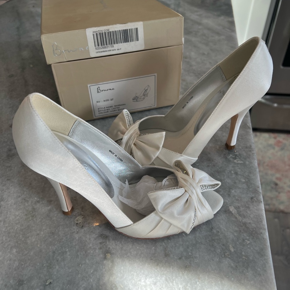 Bourne- style: Barbara, EU size: 37, color: ivory satin, style no: L03763